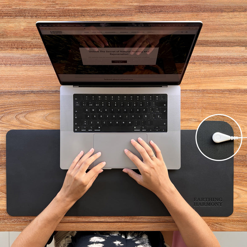 Universelle Größe Erdungsunterlage mit EMF-Schutz für Laptops, Tastaturen, Computermäuse. Kann zusätzlich unter dem Schreibtisch mit nackten Füßen und im Bett zum Schlafen verwendet werden.